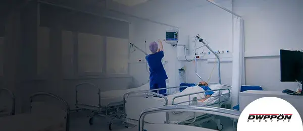 Doctot conectando a un paciente a equipo electromédico