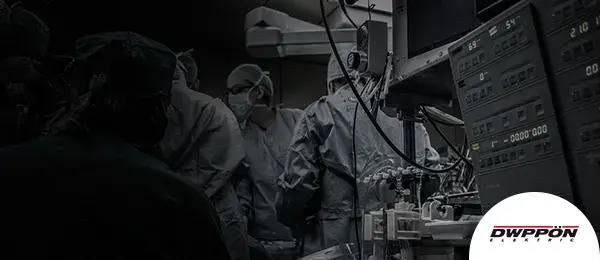 Personal médico operando a un paciente junto a un Tablero de Aislamiento